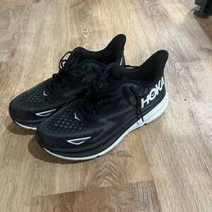 HOKA Men's Clifton 9 Running Shoes (9.5) great condition!